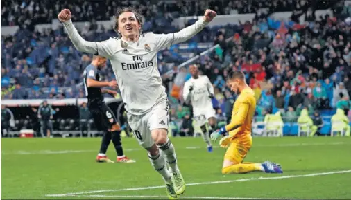  ??  ?? Modric celebra el segundo gol del Madrid ante el Sevilla en el partido de LaLiga entre ambos en el Bernabéu de la pasada temporada.