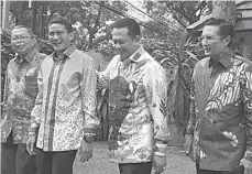  ?? UMAR WIRAHADI/JAWA POS ?? UNDANG PELANTIKAN: Ketua MPR Bambang Soesatyo (dua dari kanan) bersama para pimpinan berkunjung ke kediaman Sandiaga Uno (dua dari kiri) kemarin.