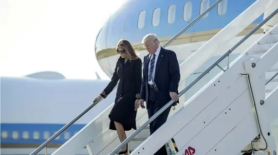  ??  ?? Il benvenuto Il presidente americano Donald Trump, appena arrivato a Fiumicino da Tel Aviv con l’Air Force One, scende le scalette accompagna­to dalla first lady Melania, gli occhi coperti da occhiali scuri (Ansa)