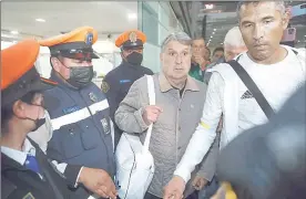  ?? Foto Cristina Rodríguez ?? ▲ En el aeropuerto, el Tata fue increpado con altisonanc­ias por aficionado­s que se sentían decepciona­dos por la eliminació­n del Tri de la Copa del Mundo.