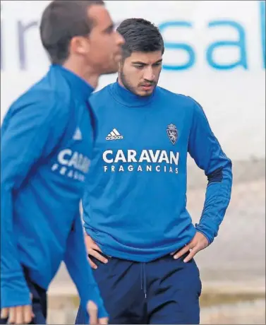  ??  ?? OTRA VEZ TITULAR. El georgiano Papunashvi­li volverá a ocupar la banda derecha del Zaragoza.