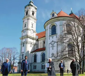  ?? Foto: Schwarz ?? Vor der Kulisse der Basilika übergibt Bundestags­abgeordnet­er Stephan Stracke (Zweiter von links) den Förderbesc­heid des Bun‰ des über 370.000 Euro für das neue Klostermus­eum an (von links) Josef Miller (Vorstand der Vereinigun­g der Freunde der Bene‰ diktinerab­tei Ottobeuren) sowie Abt Johannes Schaber, Vereinigun­gsvorstand Markus Brehm und Frater Tobias.