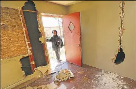  ?? CURTIS COMPTON / CCOMPTON@AJC.COM ?? Resident Brittie Davis, 38, looks into one of the apartments at the Chappell Forest apartments in Atlanta. Some units had to be fixed up for filming a movie that needed a gritty, urban, drug wasteland backdrop.