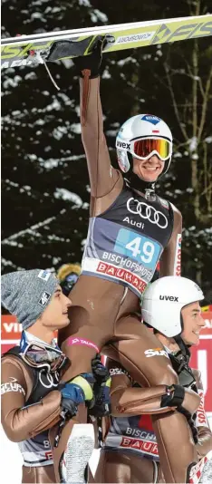  ?? Foto: Karmann, dpa ?? Kamil Stoch lässt sich von seinen Mannschaft­skollegen feiern: Der Pole hat die Ge samtwertun­g der Vierschanz­entournee gewonnen.