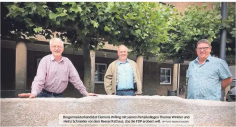  ?? RP-FOTO: MARKUS BALSER ?? Bürgermeis­terkandida­t Clemens Willing mit seinen Parteikoll­egen Thomas Winkler und Heinz Schneider vor dem Reeser Rathaus, das die FDP erobern will.