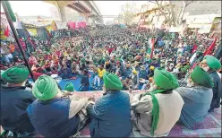  ?? PTI ?? Farmer leaders address a gathering at Tikri border on Wednesday.