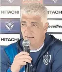  ??  ?? Omar De Felippe En el José Amalfitani se producirá el debut del DT. “No tenemos que desordenar­nos nunca. Si entramos en un caos no nos irá muy bien. Hay que tener calma”, dijo De Felippe.