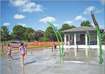  ?? Taylor Baker ?? Children play at the Sonoravill­e splash pad on Thursday.