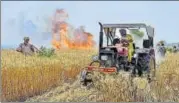  ?? JAGTINDER SINGH GREWAL/HT ?? Farmers burn stubble in Ludhiana, Punjab.