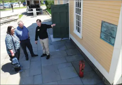  ?? Ernest A. Brown photo ?? Karen and Steve Haseldine, of Derbyshire, United Kingdom, visit Slater Mill in Pawtucket last week. Karen, whose maiden name is Goodwin, is a first cousin, six times removed, of Samuel Slater. Tour guide Carl Johnson briefs them on the plaque on the...