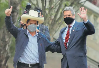  ?? EFE ?? Visita. Pedro Castillo fue recibido ayer en Gobierno por el presidente saliente, Francisco Sagasti.