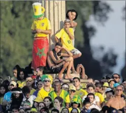  ??  ?? TRISTEZA. Los brasileños vieron la eliminació­n de su selección.