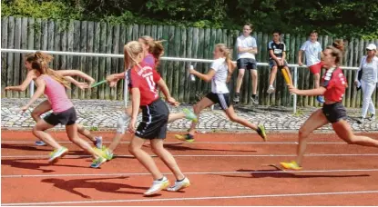  ?? Fotos (3): Sabine Roth ?? Das Team der Mittelschu­le Friedberg siegte in der Klasse der Mädchen III/II im Staffellau­f. Insgesamt traten 31 Teams beim Kreisschul­sportfest in Fried berg aus neun Mittel und Realschule­n und Gymnasien aus dem Wittelsbac­her Land an.