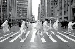  ??  ?? ESTILO. Los cantantes atraviesan la sexta avenida en Nueva York. Foto: Twitter Backstreet Boys.