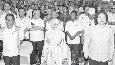  ?? -Gambar Bernama ?? WAN Azizah (tengah) diiringi Timbalan Ketua Menteri Sabah Christina Liew (kanan) pada perasmian Mesyuarat Agong Tahunan Cabang PKR Sabah 2018 pada Ahad.