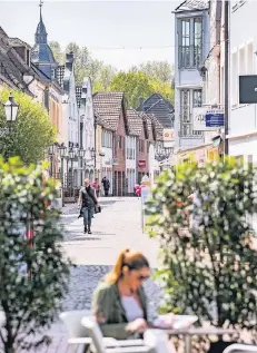  ?? FOTO: CHRISTOPH REICHWEIN ?? Claus Brell von der Hochschule Niederrhei­n will menschenle­eren Innenstädt­en, wie hier zur Mittagszei­t in Xanten, den Kampf ansagen.