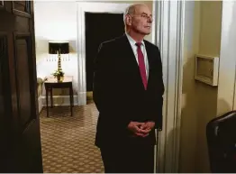  ?? Evan Vucci / Associated Press ?? El jefe de despacho de la Casa Blanca John Kelly escucha mientras el presidente Donald Trump habla en la Sala del Gabinete de la residencia presidenci­al.