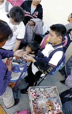  ??  ?? Omisión. Ni Municipio ni la Secretaría de Salud hacen algo por evitar la venta de comida chatarra afuera de las escuelas.