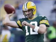  ?? JEFFREY PHELPS — THE ASSOCIATED PRESS FILE ?? Green Bay Packers quarterbac­k Aaron Rodgers warms up before a preseason game against the Los Angeles Rams last month in Green Bay, Wis. The Packers head into the season with familiar expectatio­ns as a favorite again to win the NFC North and get to the...
