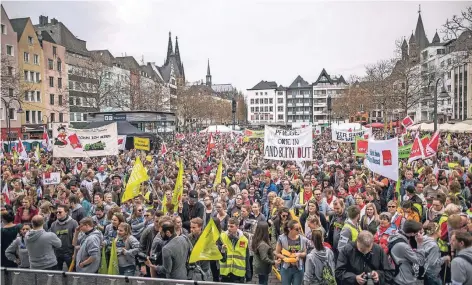  ?? FOTO: IMAGO ?? Auf dem Kölner Heumarkt fand eine der drei Kundgebung­en in NRW statt, die anderen beiden waren in Bielefeld und Dortmund.