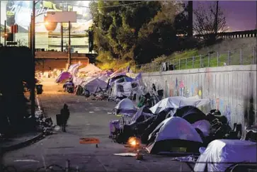  ?? LOS ANGELES Photograph­s by Luis Sinco Los Angeles Times ?? is exploring a plan that would shelter 60% of homeless residents and clear encampment­s.