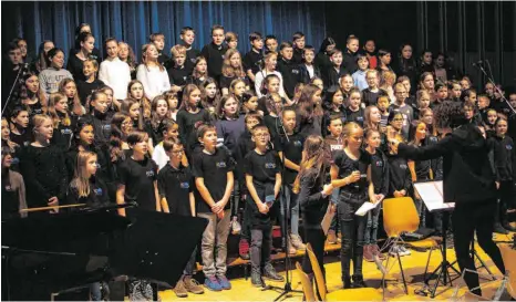  ?? FOTOS: LYDIA SCHÄFER ?? Stimmgewal­tig: der Unterstufe­nchor unter der Leitung von Renate Schulz.