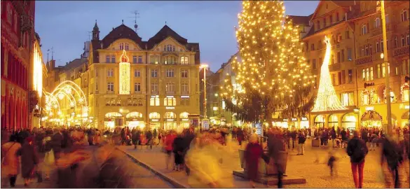  ??  ?? Basel’s market square is full of seasonal atmosphere for Christmas shoppers