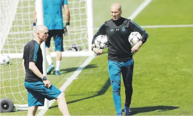  ?? Ap / francisco seco ?? Zinedine Zidane, aquí con balones bajo los brazos, buscará mañana su tercer título seguido en la Liga de Campeones al frente del club español Real Madrid, que se mide al Liverpool.
