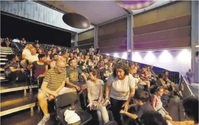  ?? El Periódico ?? Público en el graderío que se instalaba en la sala Multiusos del Auditorio para el Festival Malabar.