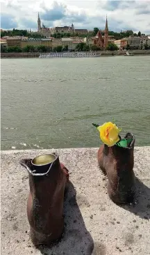  ?? BRUNA TONI/ESTADÃO ?? Rio Danúbio. Sapatos na margem lembram crimes nazistas