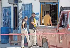  ?? ?? agentes investigad­ores en un asesinato el sábado pasado