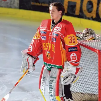  ??  ?? Er ist der beste Spieler der Zweiten Liga: Torhüter Stefan Vajs vom ESV Kaufbeuren.