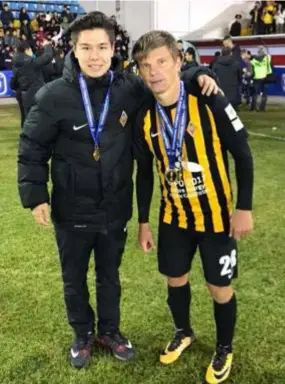  ?? FOTO RR ?? Georgy Zhukov (links) met zijn bekende ploegmaat Andrej Arshavin (exArsenal). De exspeler van Beerschot heeft het prima naar zijn zin in Kazachstan.