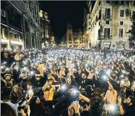  ?? BEN CURTIS / AP ?? Luces del móvil. Los manifestan­tes utilizaron las linternas de sus teléfonos en la protesta de anoche en Via Laietana
