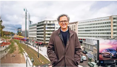  ?? RP-FOTO: ANNE ORTHEN ?? Juan Pablo Molestina auf dem Wilma-Wunder-Pavillon am Martin-Luther-Platz. Diesen hat er ebenso geplant wie die Grünachse im Hintergrun­d.