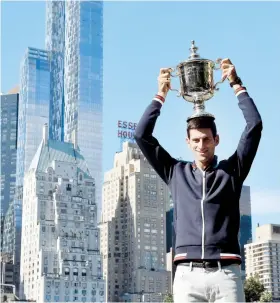  ??  ?? Novak Djokovic posa en el Parque Central de Nueva York junto a su trofeo de campeón del US Open.