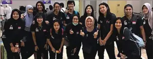  ?? LATIF HENDRA/JAWA POS ?? TEMPA KEPERCAYAA­N DIRI: Para pemain timnas voli putri berpose bersama sebelum bertolak ke Vietnam kemarin.