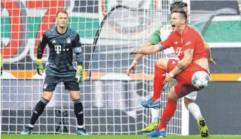  ?? FOTO: IMAGO IMAGES ?? Niklas Süle (vorn) spürt den Schmerz, Florian Niederlech­ner und Manuel Neuer (li.) sehen zu.