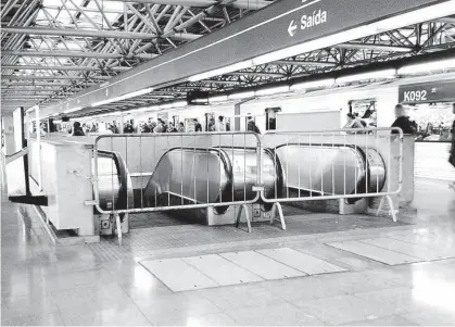  ?? Rivaldo Gomes/Folhapress ?? Escadas rolantes bloqueadas na estação Brás, na linha 3-vermelha do metrô, anteontem; ramal é o que teve maior aumento de pedidos de manutenção feita por funcionári­os; alta foi de 21,2% entre 2006 e 2016