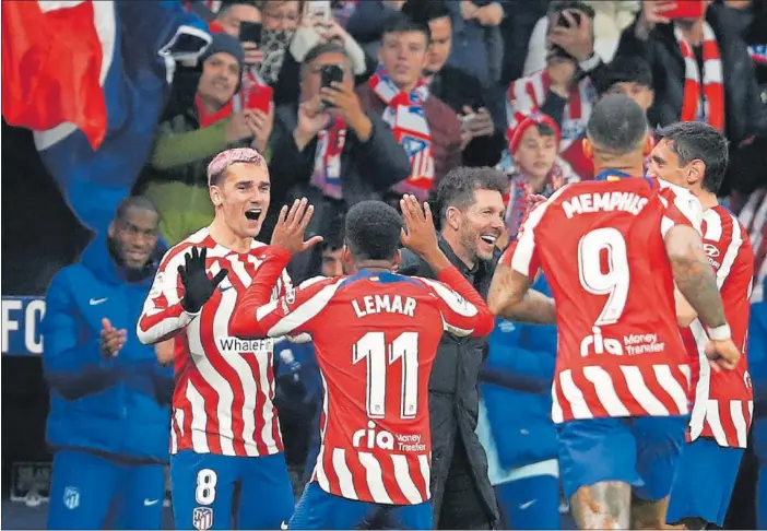  ?? ?? Antoine Griezmann, Thomas Lemar, Memphis Depay y Stefan Savic celebran con Simeone el gol del 8 rojiblanco al Sevilla para poner el 3-1 en el marcador.