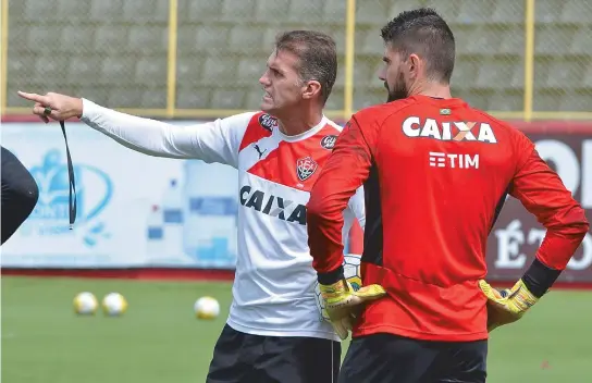  ??  ?? Técnico Vagner Mancini conversa com o goleiro Fernando Miguel durante o treino na Toca do Leão; Leão visita o Figueirens­e amanhã, às 18h30