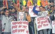  ?? NITIN KANOTRA/HT PHOTO ?? Shiv Sena activists shout slogans against Pakistan in Jammu on Sunday.