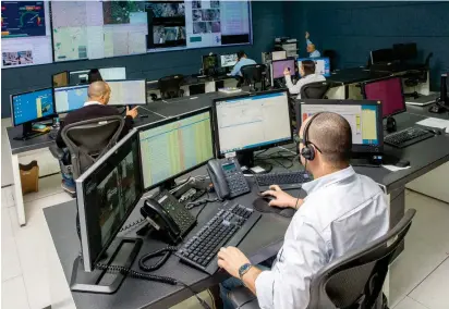  ?? FOTO ?? El Centro de Control de Tránsito de Medellín monitorea el estado del tráfico las 24 horas del día. La informació­n que genera aporta para la adopción de políticas de movilidad.