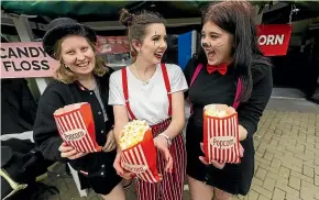  ?? DAVID UNWIN/STUFF ?? Students’ associatio­n volunteers, from left, Ashlee Macfarlane, Alannah Hoskin and Bonnie Berkland give out popcorn during the World Mental Health Day carnival.