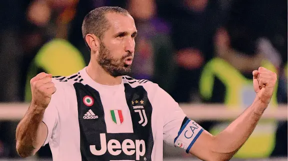  ??  ?? Capitano Giorgio Chiellini, 35 anni, è alla Juve dal 2005. Col club bianconero ha vinto 8 scudetti, 4 Coppe Italia e 4 Supercoppe italiane. Era rientrato in squadra a febbraio dopo quasi sei mesi di stop