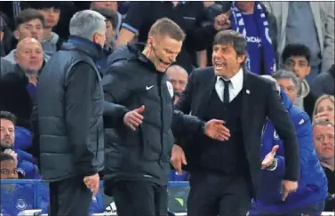  ??  ?? RIVALIDAD. José Mourinho discute con Antonio Conte en un encuentro entre United y Chelsea.