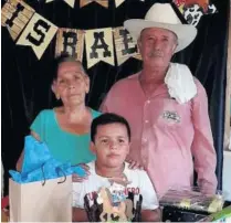  ??  ?? > El cumpleañer­o con su abuelos, Rosa Irene García y Rufino Álvarez.