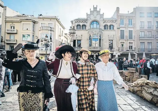  ?? Xavi Jurio ?? La plaza Mercadal, con elementos de hace 120 años, es el epicentro de Reus 1900, festa modernista, con vecinos vestidos de época