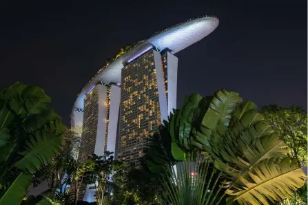  ??  ?? Sony A7R II | 27 mm (24-105 mm) | ISO 100 | f/13 | 30 s
Angeblitzt Das Marina Bay Sands Hotel, fotografie­rt aus
dem vorgelager­ten Park mit üppiger tropischer Vegetation. Zum Aufhellen des Vorder
grunds wurde von links ein Blitz gezündet.
