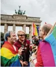  ?? Foto: dpa ?? Zu früh gefreut? Anhänger der Ehe für alle am Freitag in Berlin.